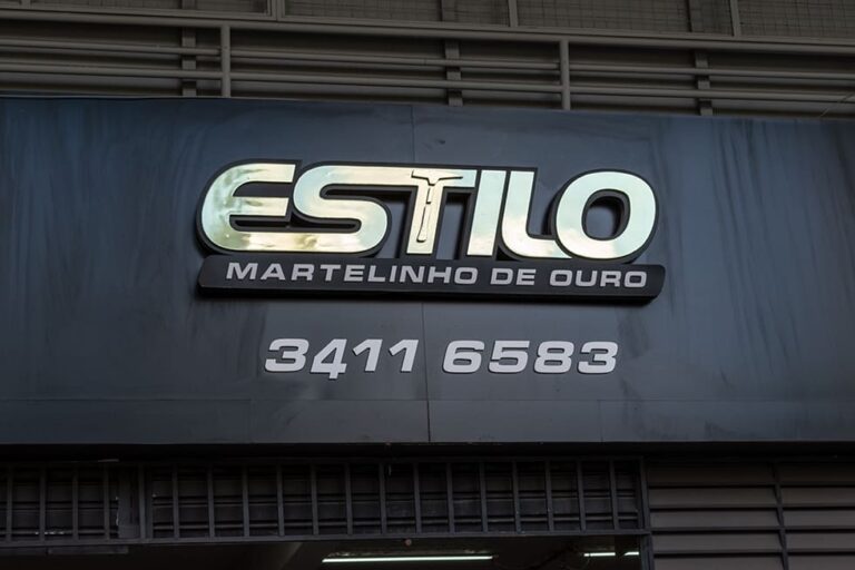 Placa da Estilo Martelinho de Ouro